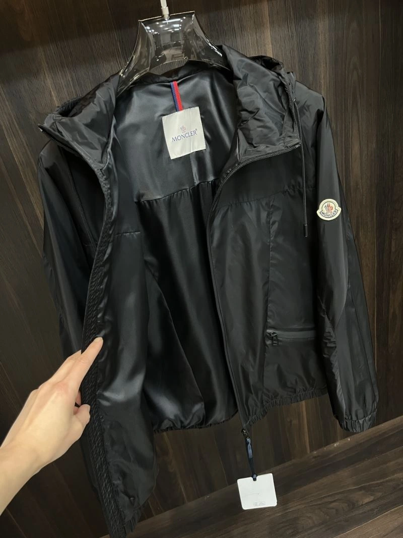 Moncler Outwear Snug 143364