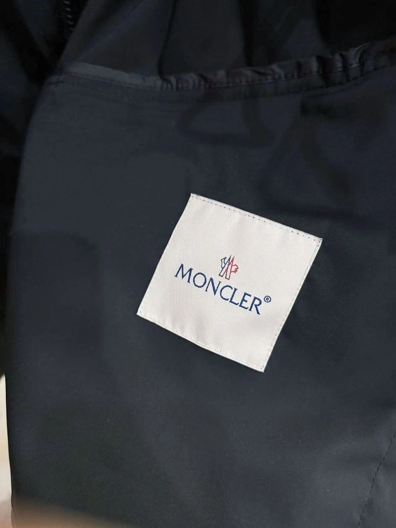 Moncler Outwear Lightweight 143340
