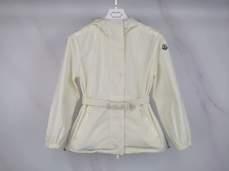 Sleek Moncler Outwear 143335