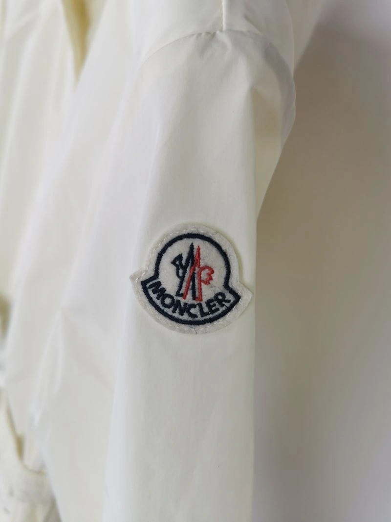 Sleek Moncler Outwear 143335