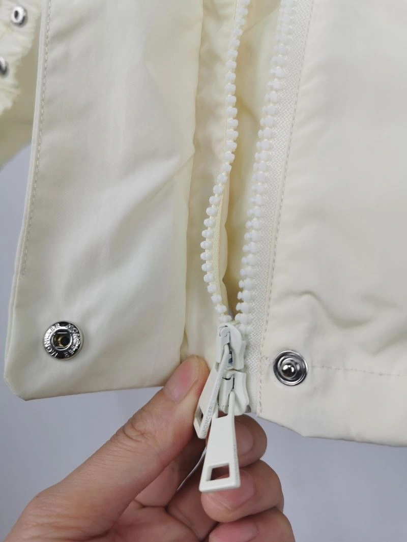 Sleek Moncler Outwear 143335