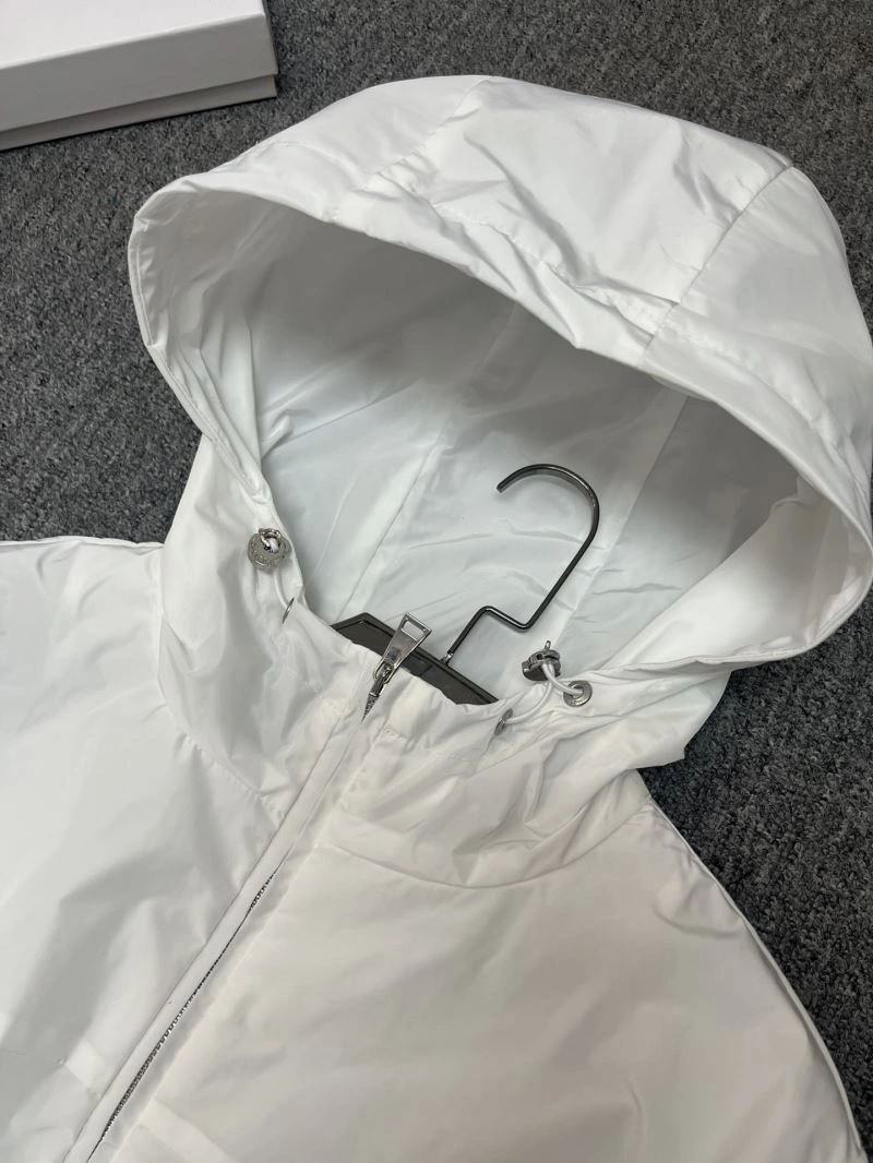 Moncler Outwear Chic 143327