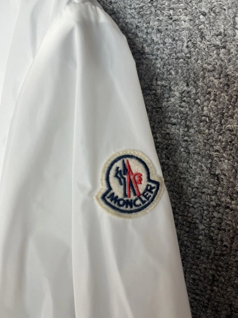 Moncler Outwear Chic 143327