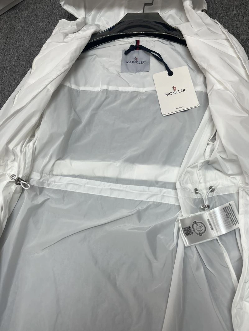Moncler Outwear Chic 143327