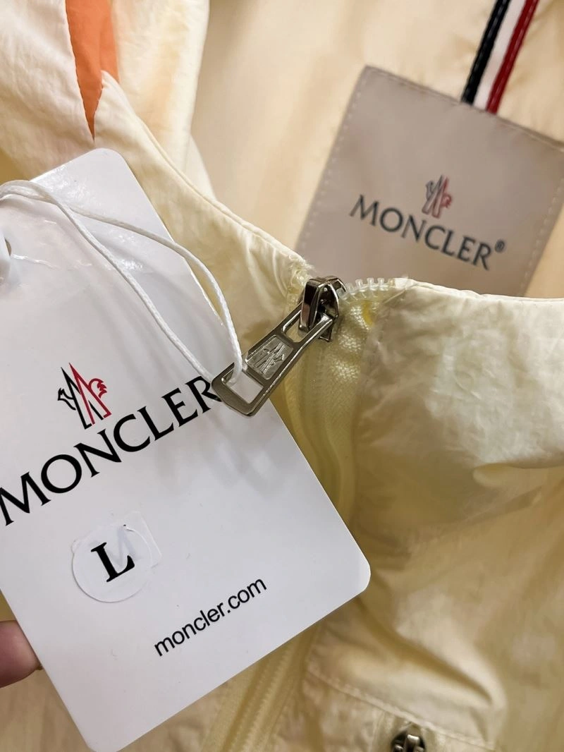 Unisex Moncler Outwear 142527