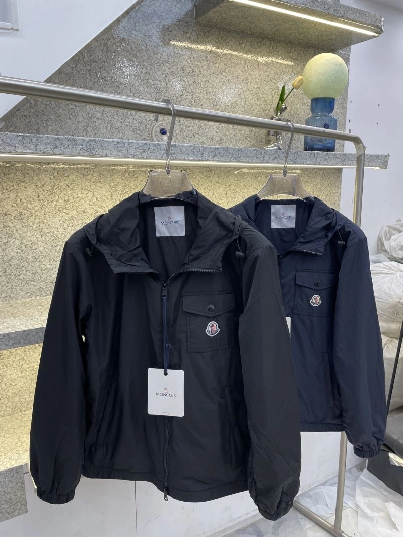 ComfortFit Moncler Outwear 142536
