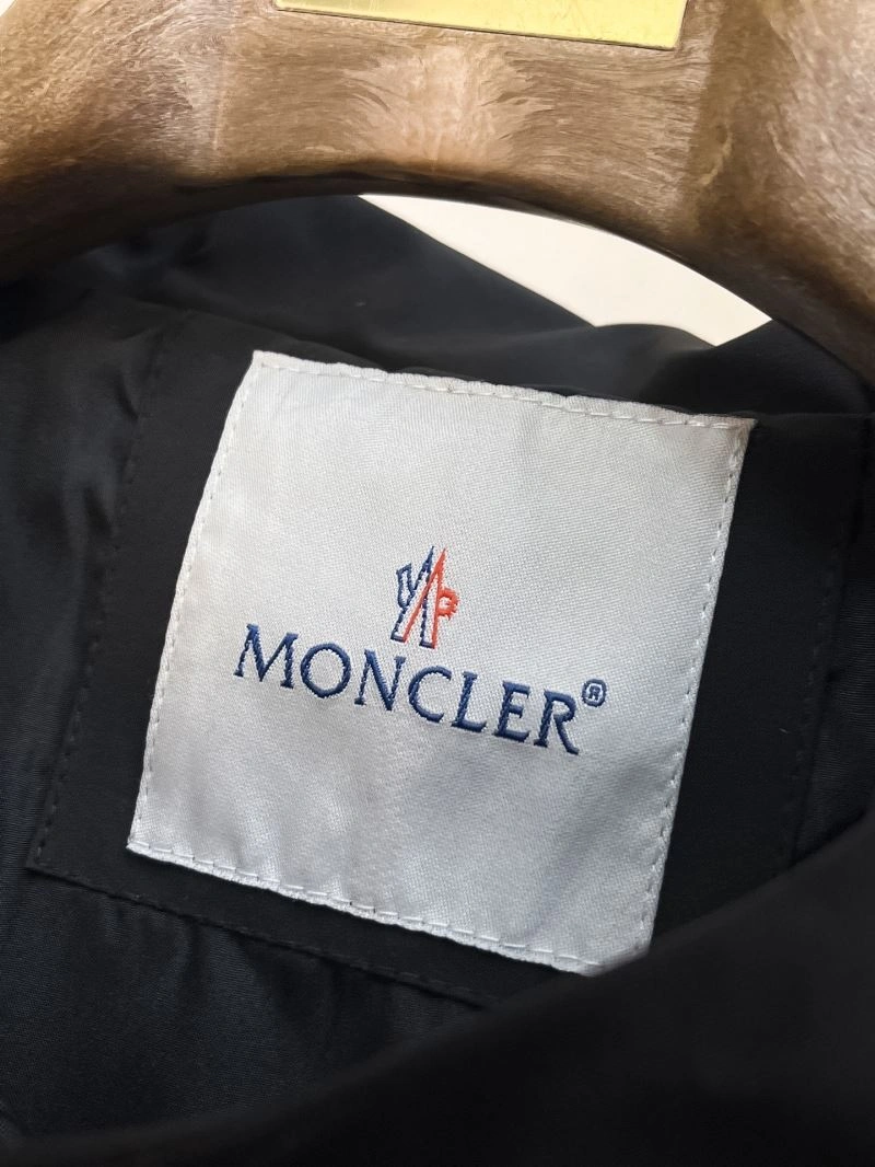 Sleek Moncler Outwear 142515