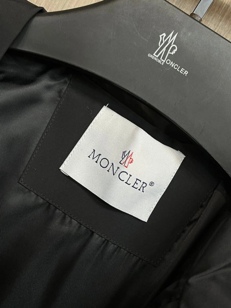 Moncler Outwear WaterResistant 142503