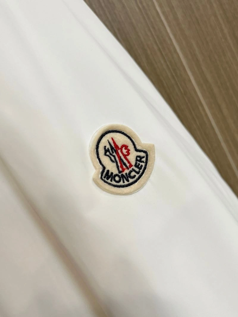 Moncler Outwear Versatile 142506