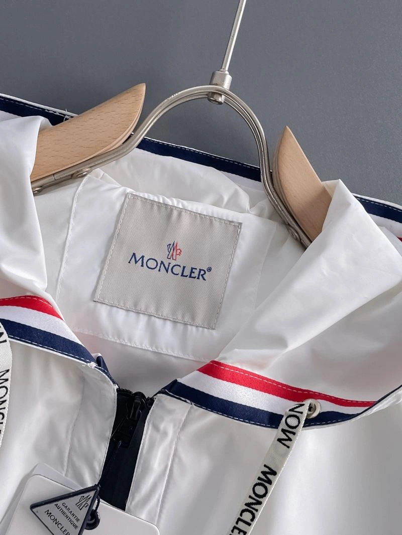 Moncler Outwear Compact 142467