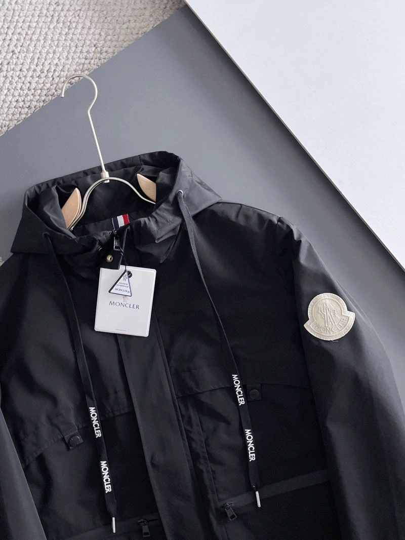 WaterResistant Moncler Outwear 142464