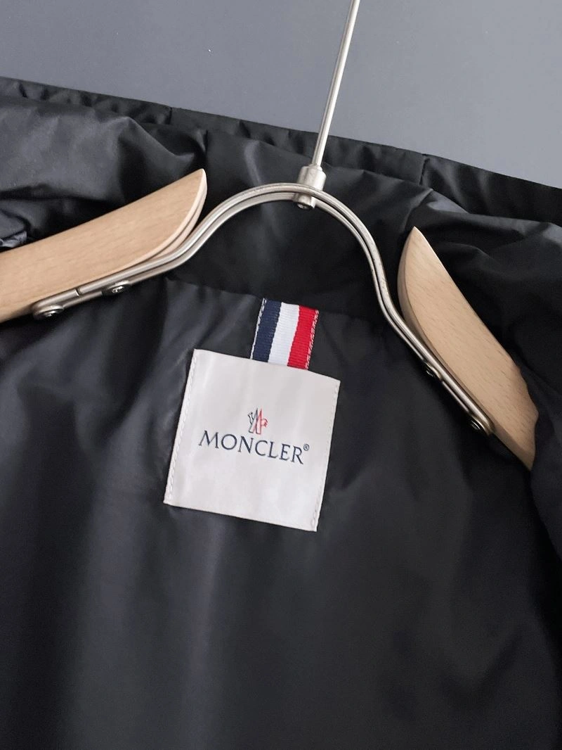 WaterResistant Moncler Outwear 142464