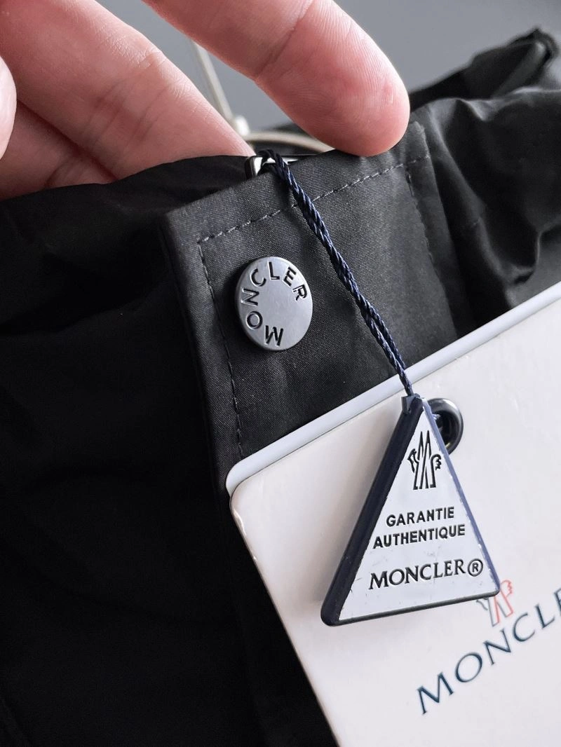WaterResistant Moncler Outwear 142464
