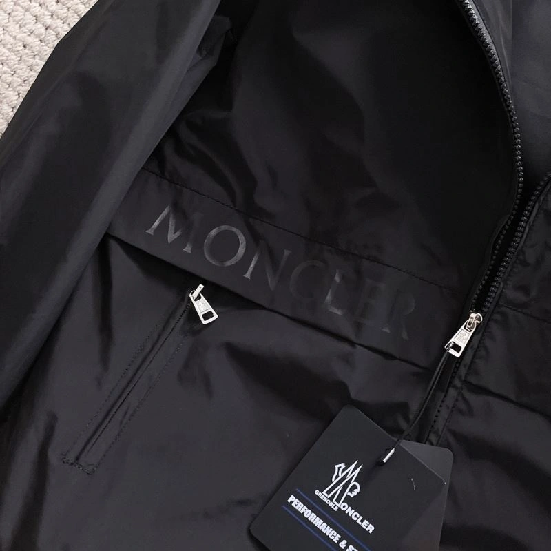 Resilient Moncler Outwear 142447