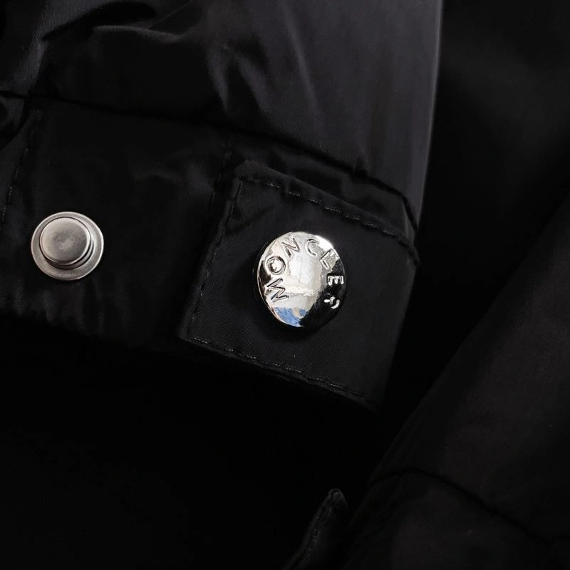 Resilient Moncler Outwear 142447