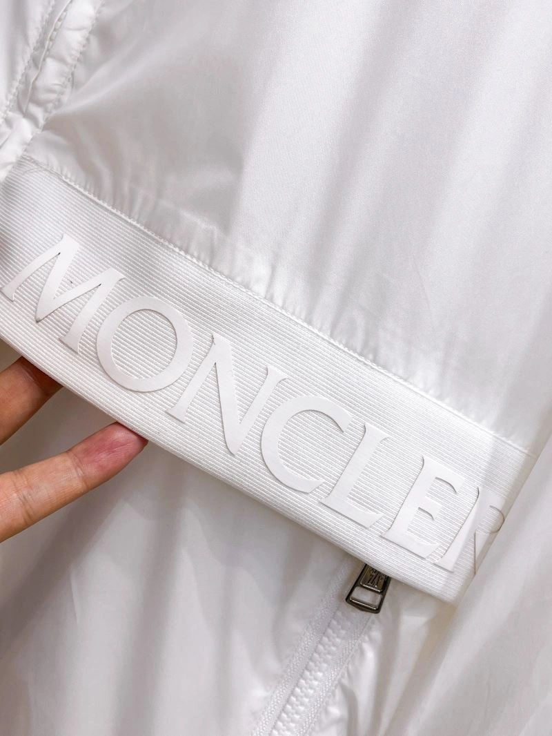 Moncler Outwear Elegant 142440