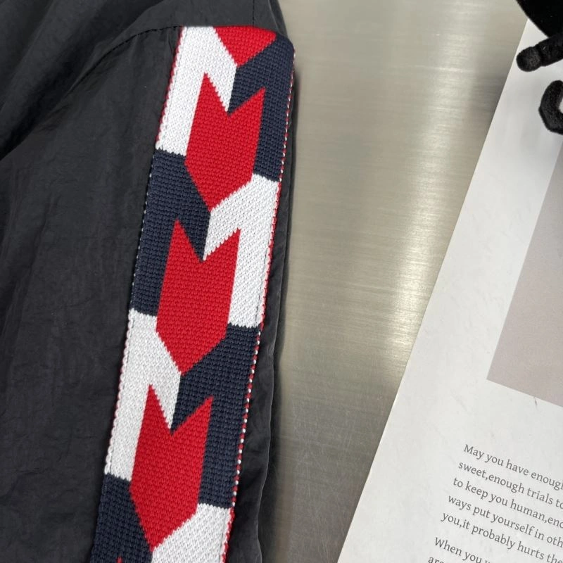 Vibrant Moncler Outwear 142419
