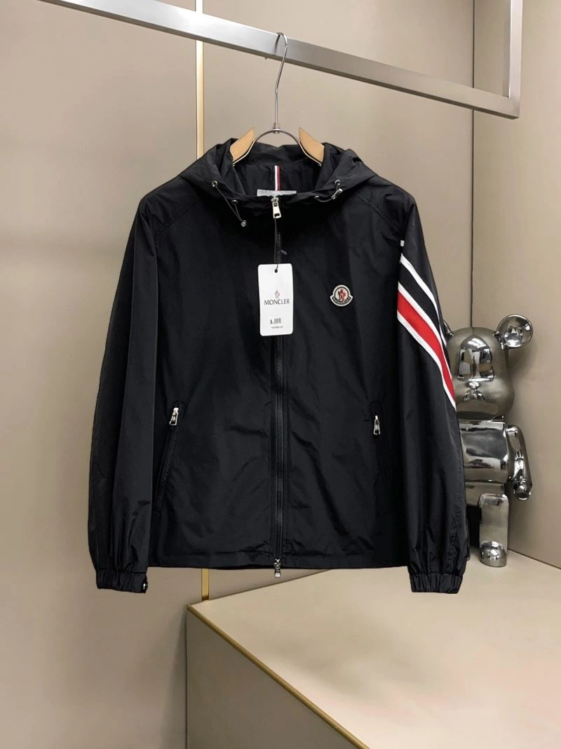 Sleek Moncler Outwear 142417