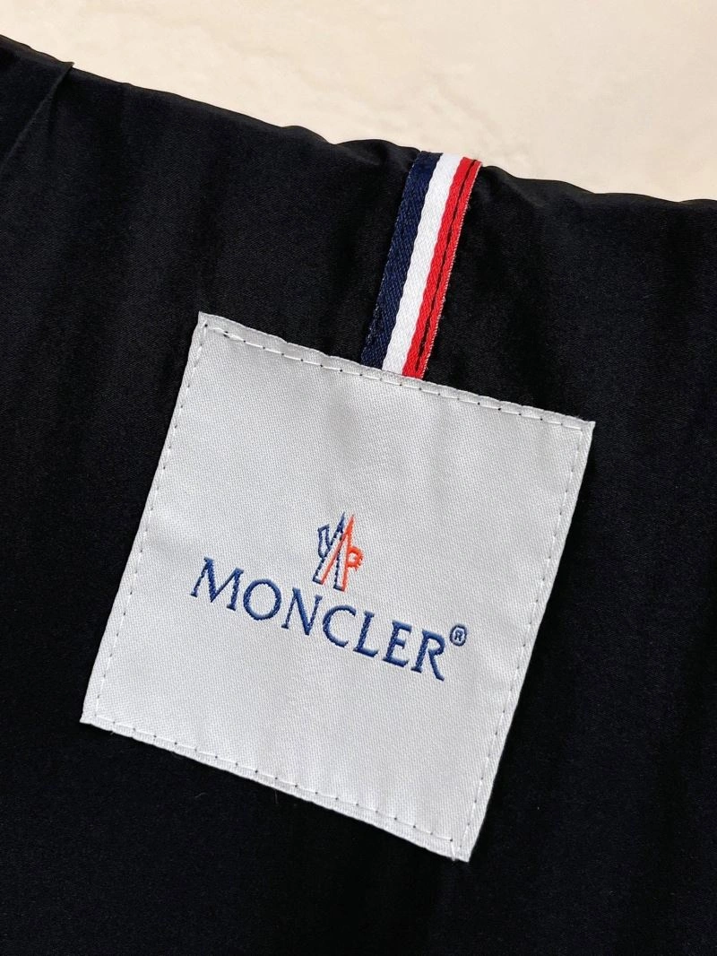Sleek Moncler Outwear 142417