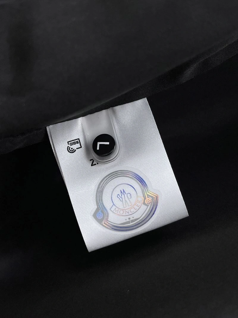 Sleek Moncler Outwear 142417