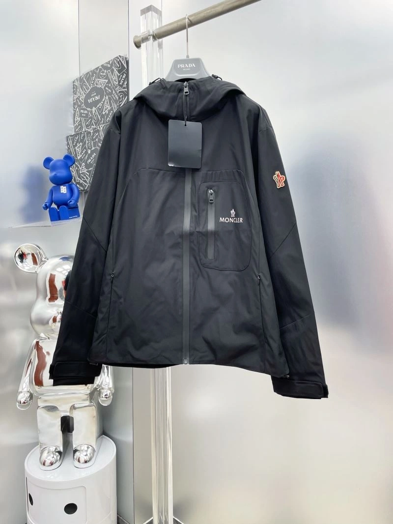 Sleek Moncler Outwear 142411