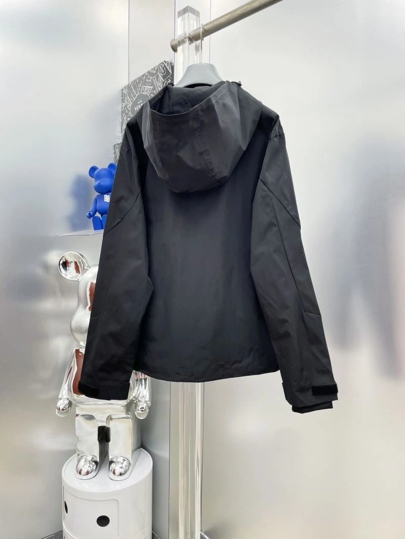 Sleek Moncler Outwear 142411