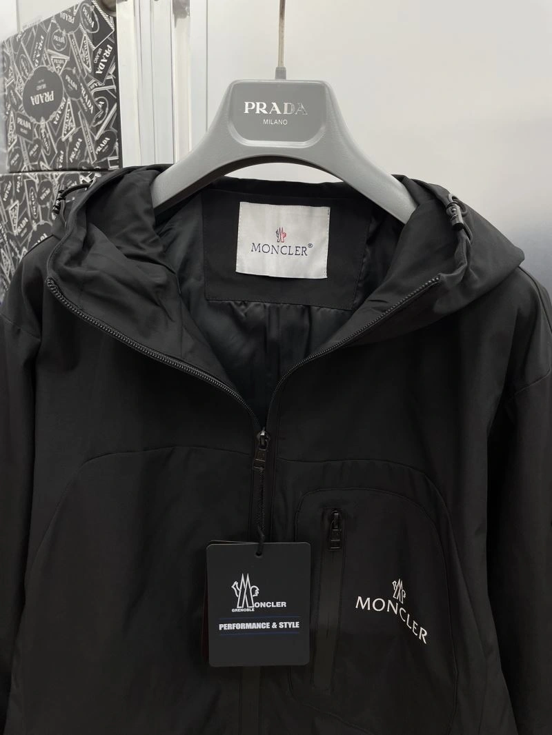 Sleek Moncler Outwear 142411