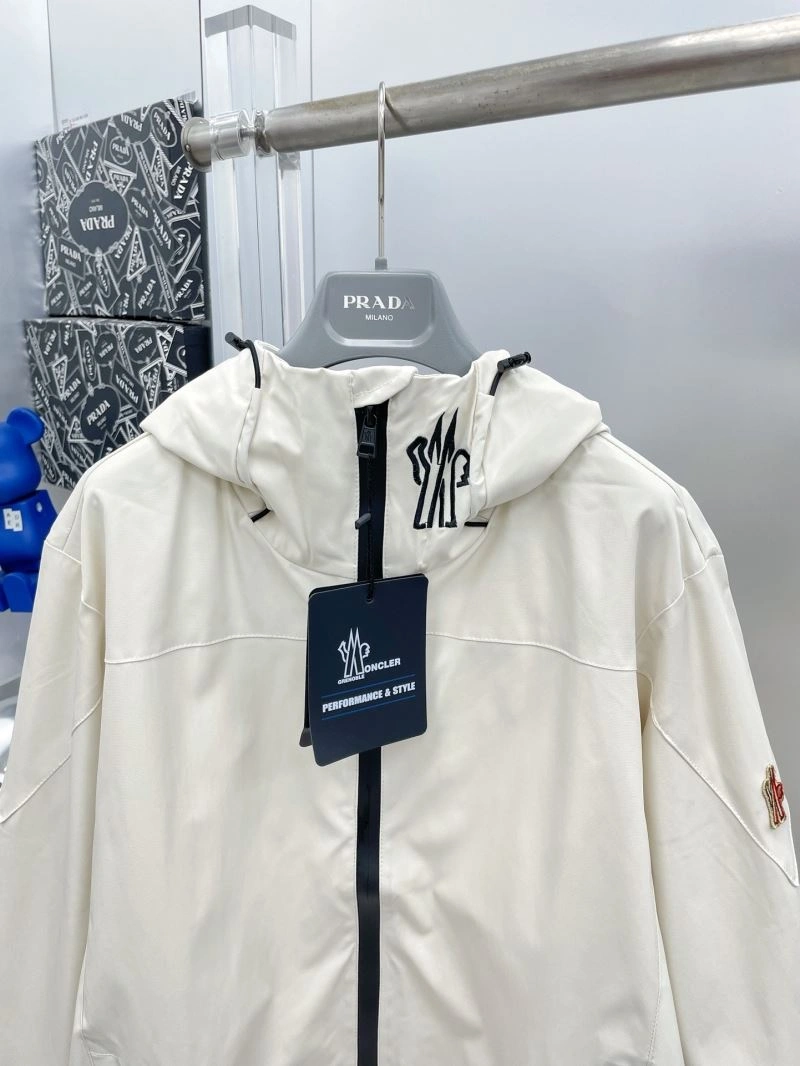 Vibrant Moncler Outwear 142400