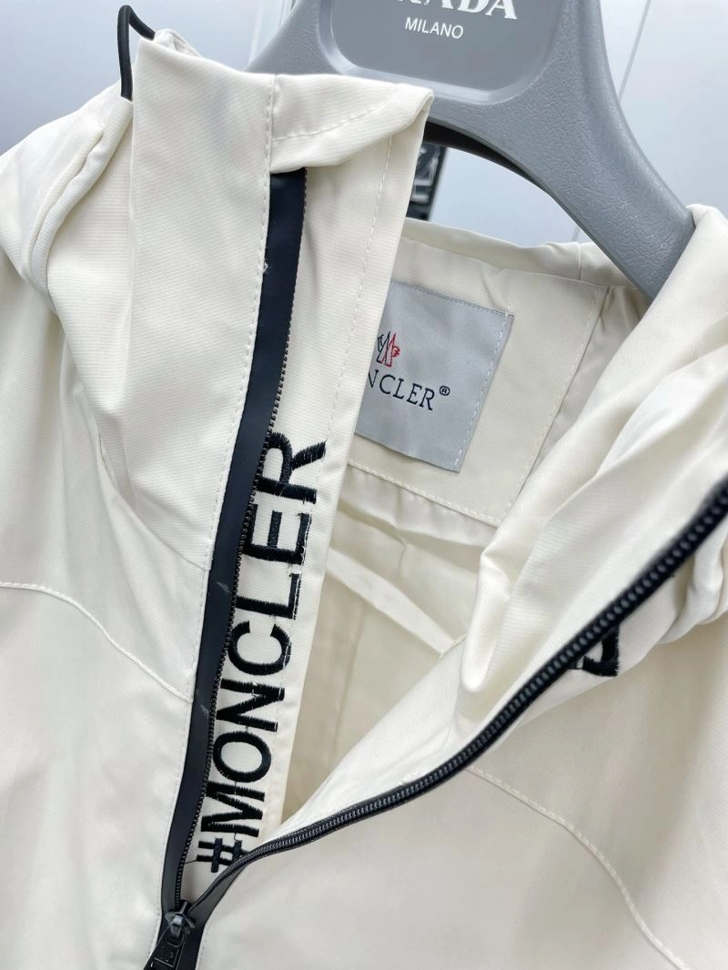 Vibrant Moncler Outwear 142400