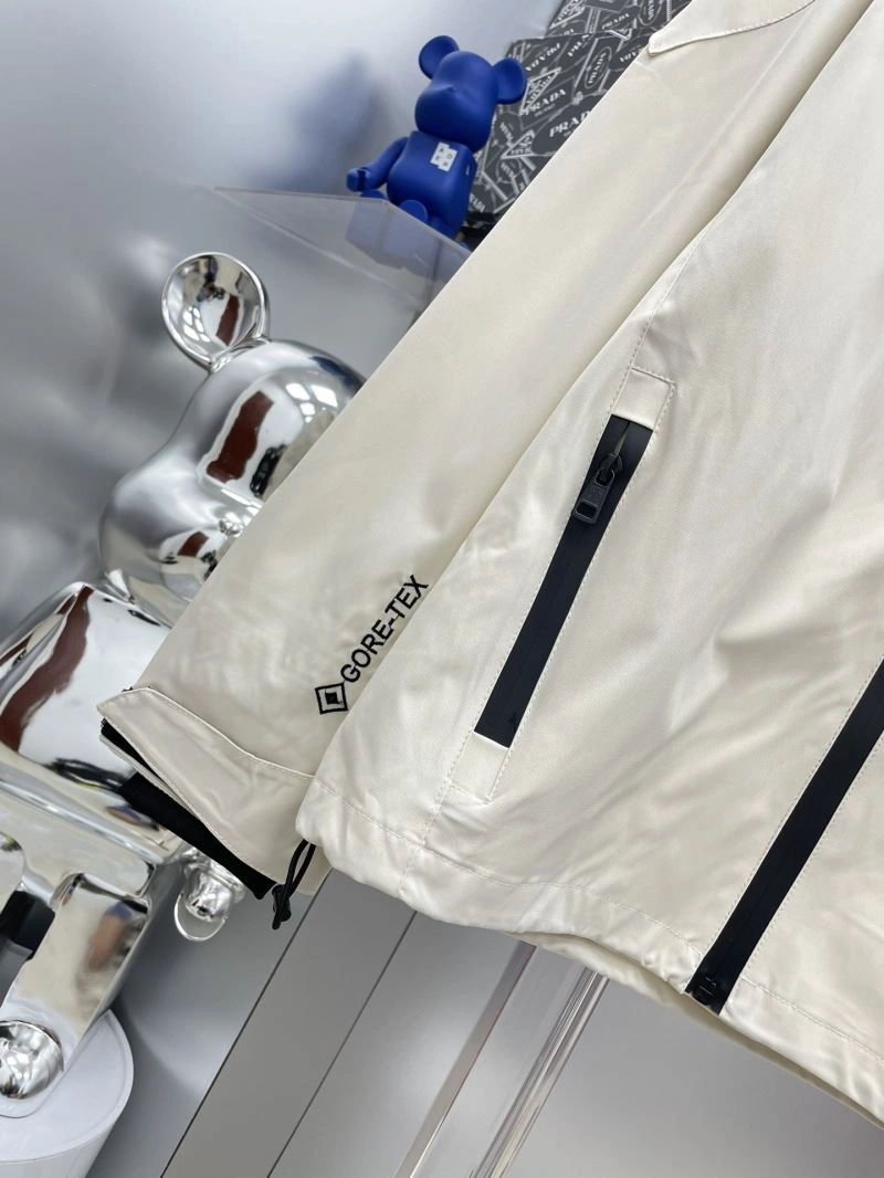 Vibrant Moncler Outwear 142400