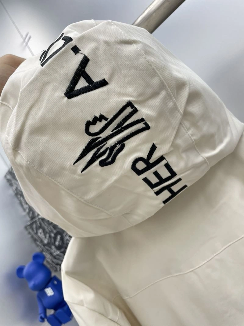 Vibrant Moncler Outwear 142400