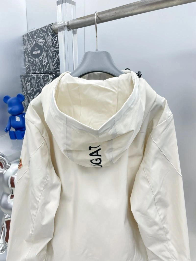 Vibrant Moncler Outwear 142400