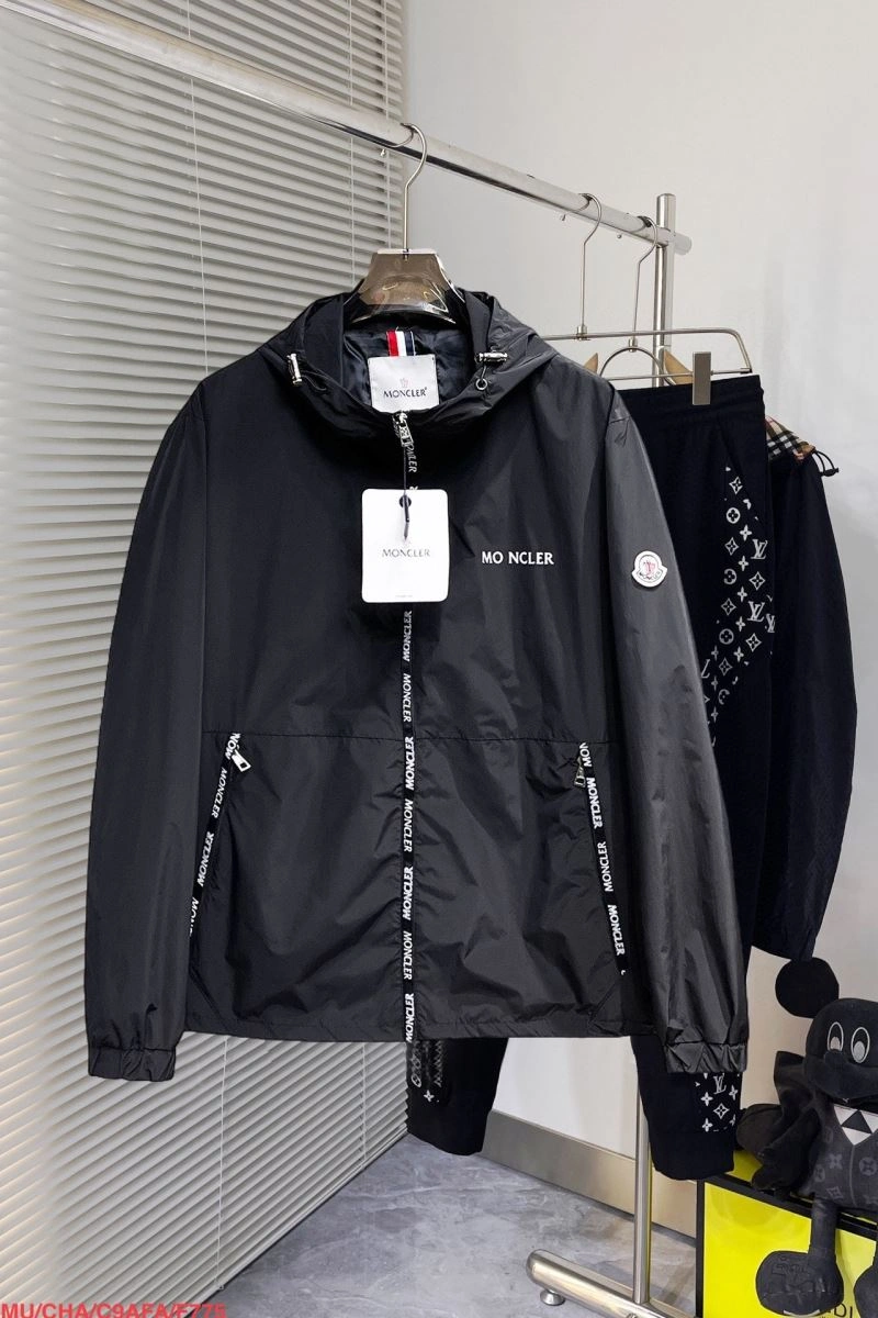 Moncler Outwear Elegant 142158