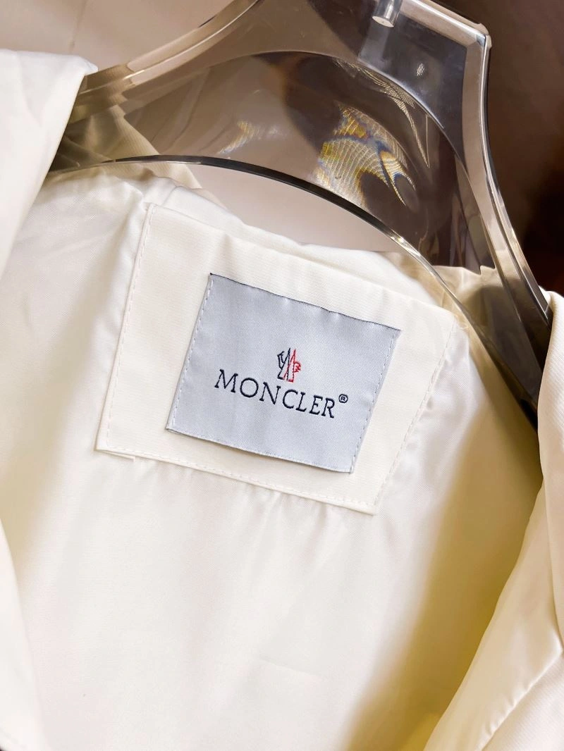 Bright Moncler Outwear 142140