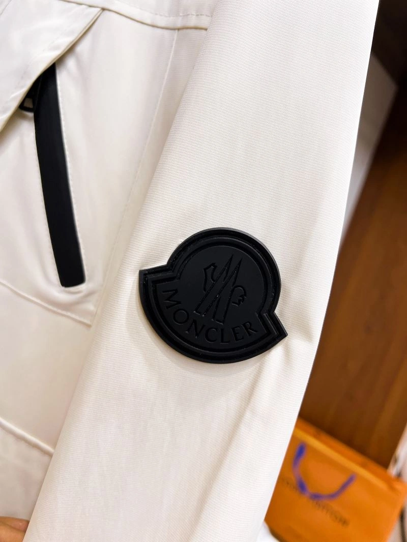 Bright Moncler Outwear 142140