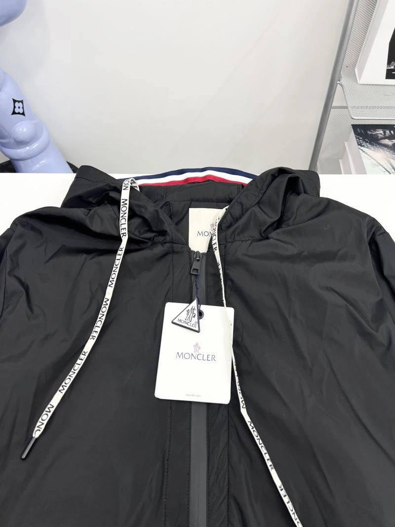 Resilient Moncler Outwear 142138