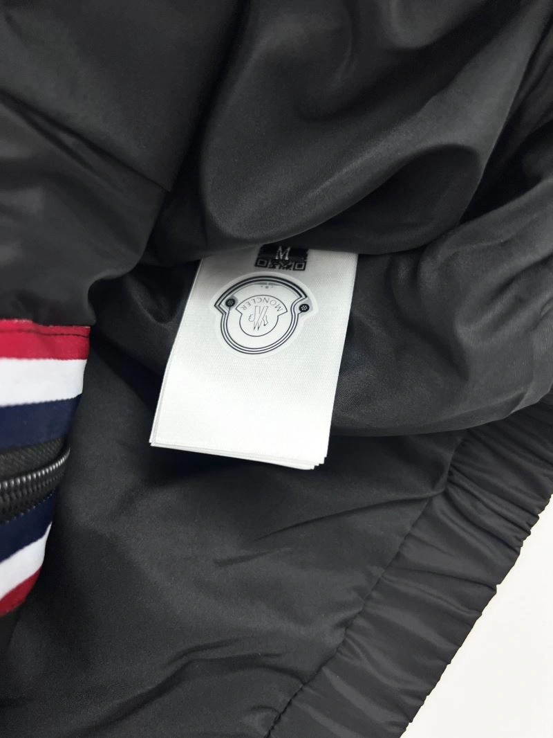 Resilient Moncler Outwear 142138