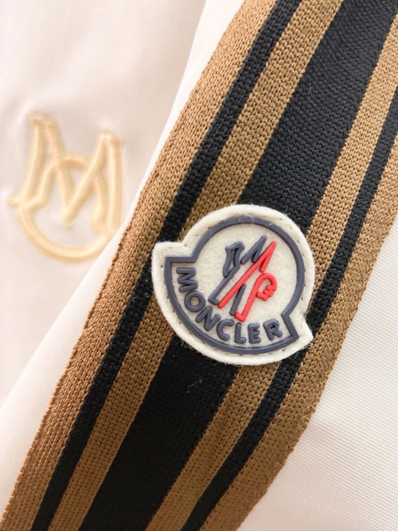 ZipUp Moncler Outwear 142109