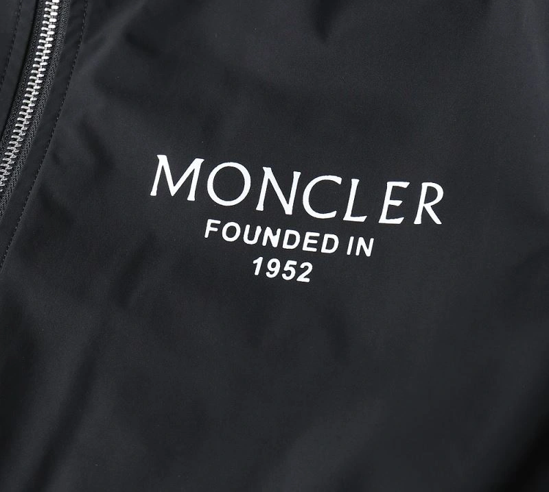 Moncler Outwear ZipUp 142105