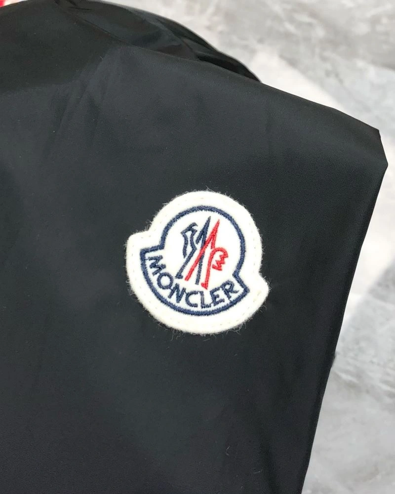 Trendsetting Moncler Outwear 142074