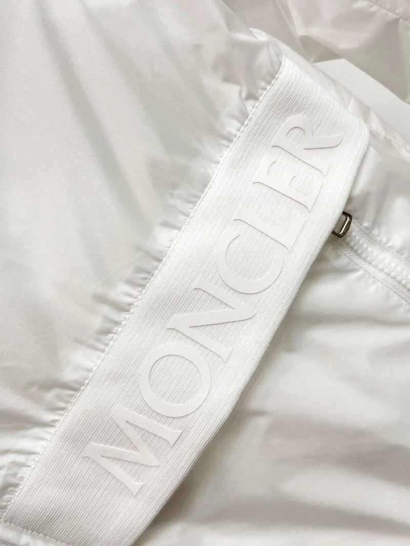 Classic Moncler Outwear 142069