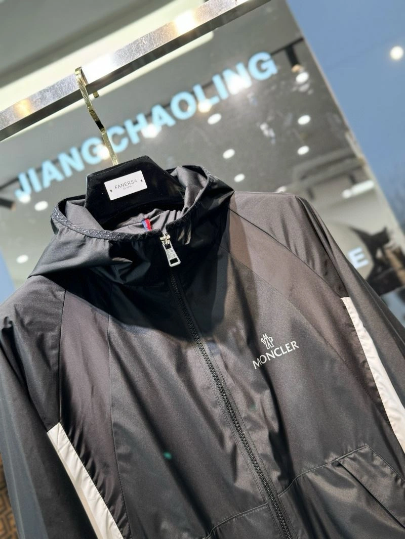Moncler Outwear QuickDry 142137