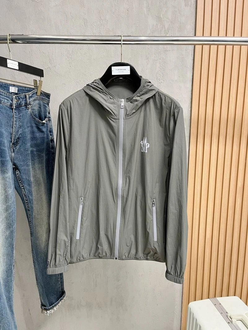 Sleek Moncler Outwear 142037
