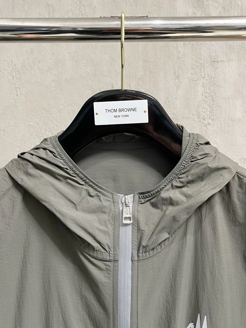 Sleek Moncler Outwear 142037