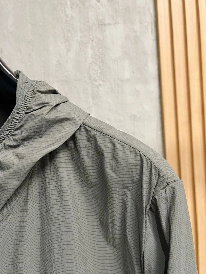 Sleek Moncler Outwear 142037