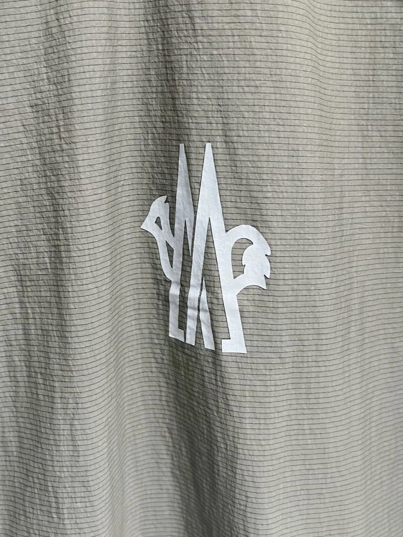 Sleek Moncler Outwear 142037