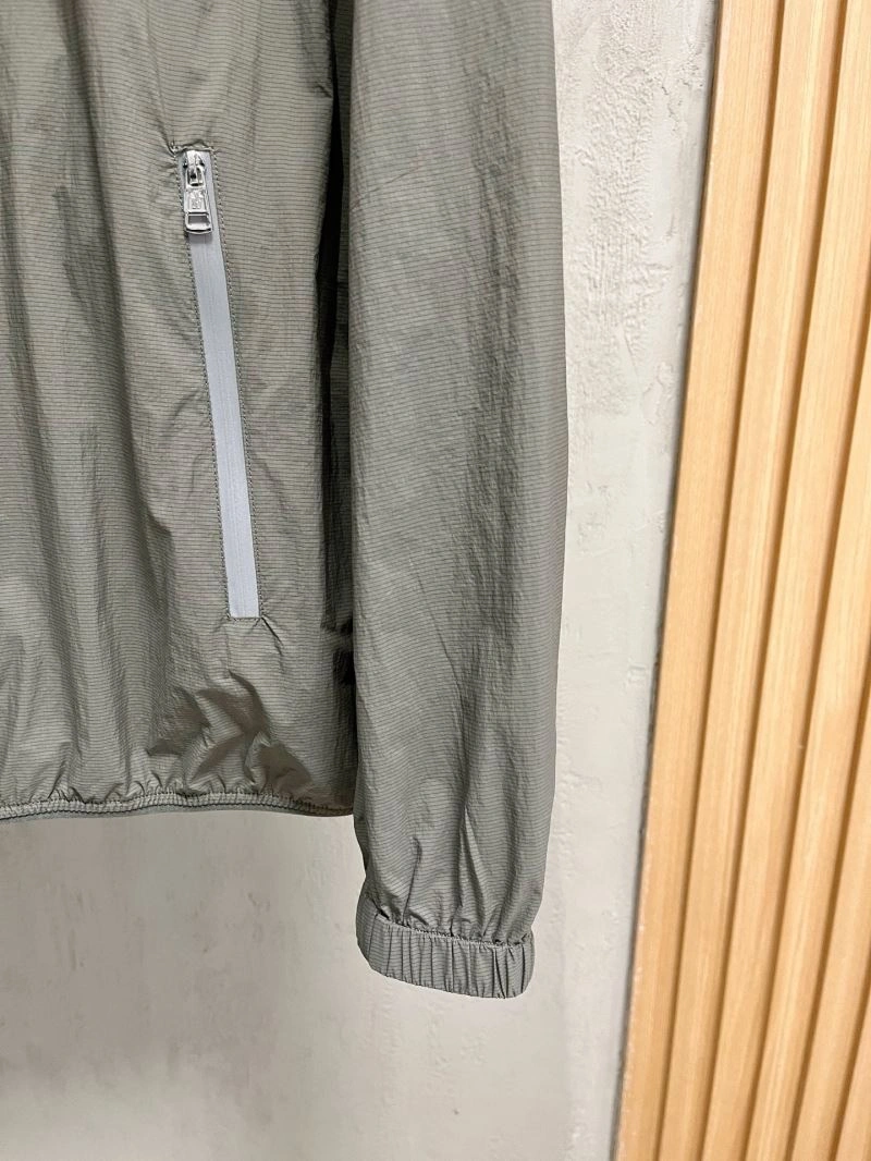 Sleek Moncler Outwear 142037
