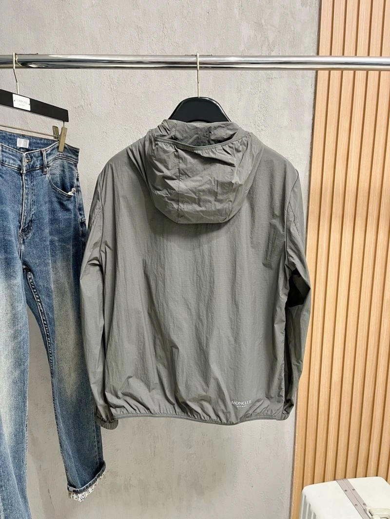 Sleek Moncler Outwear 142037