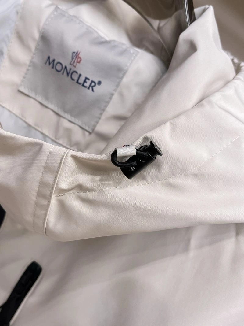 Bright Moncler Outwear 142022