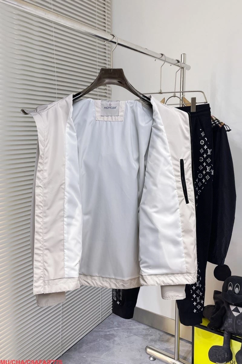 Bright Moncler Outwear 142022